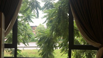 Deluxe Single Room | 1 bedroom, minibar, in-room safe, desk