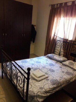 1 개의 침실, 각각 다른 스타일의 인테리어, 각각 다르게 가구 비치, 암막 커튼