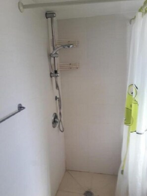 Bruser, hårtørrer, Sæbe, Toiletpapir