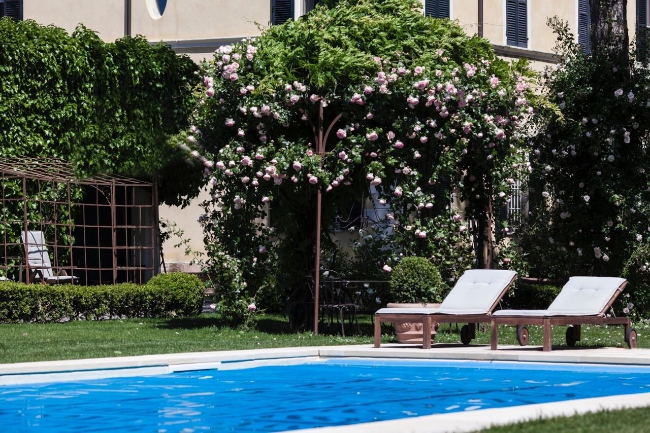 Piscine extérieure (ouverte en saison), chaises longues