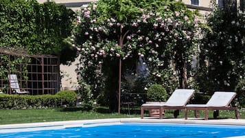 Piscine extérieure (ouverte en saison), chaises longues