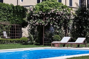 حمّام سباحة خارجي موسمي، مفتوح من 10 صباحاً إلى 7 مساءً، مقاعد للتشمس