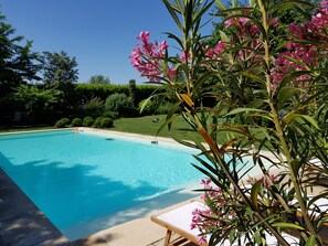 Außenpool (je nach Saison geöffnet), Liegestühle