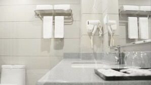 Shower, free toiletries, hair dryer, bathrobes - Leisure Inn (Shenzhen)