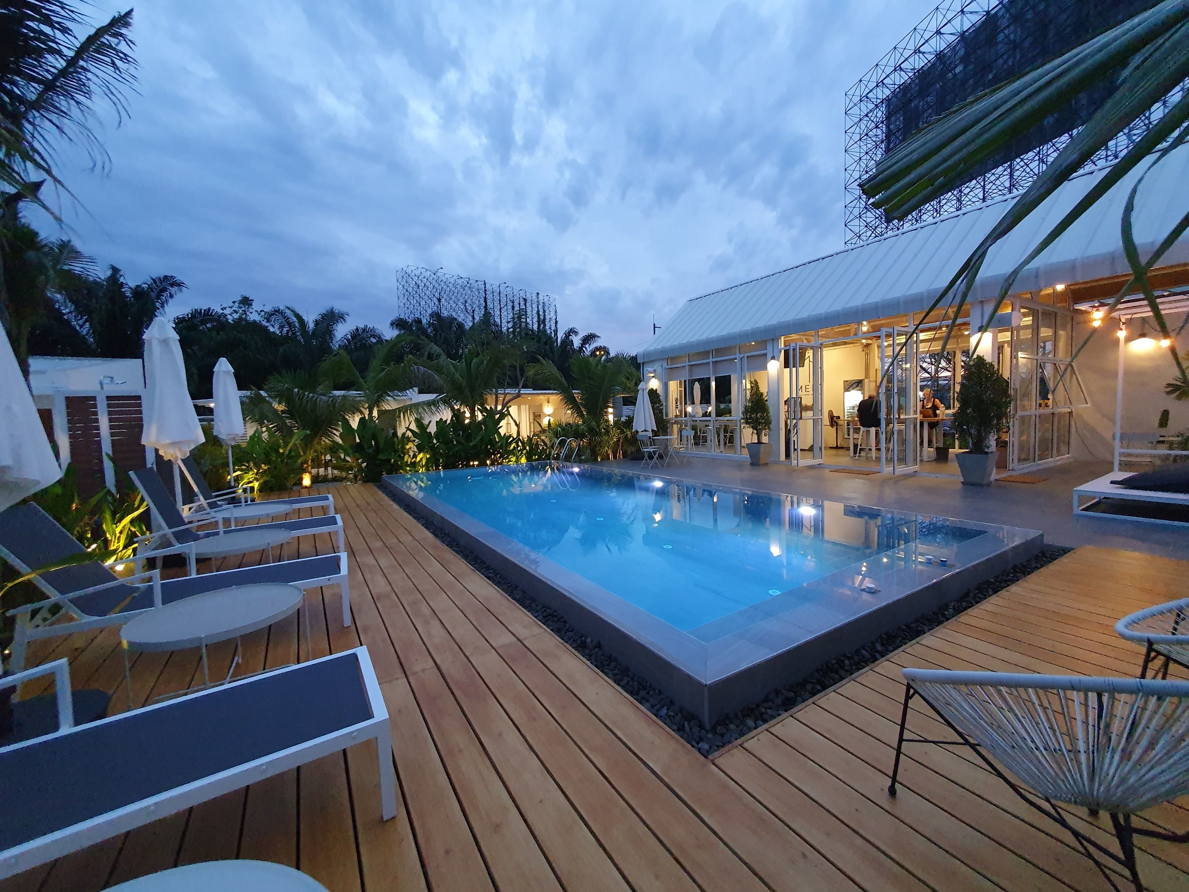 outdoor pool, open 7:00 am to 9:00 pm, pool loungers