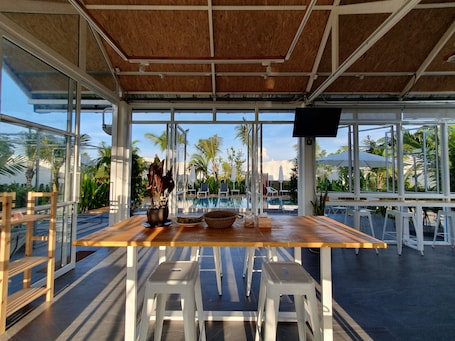 Café. Meet Boutique Resort