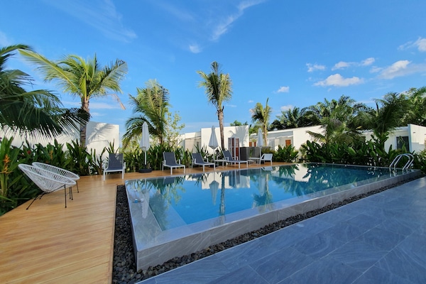 Piscine extérieure, chaises longues