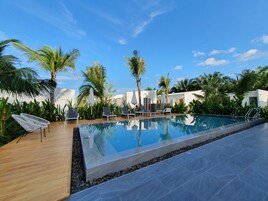 Piscina externa, funciona das 7h às 21h, espreguiçadeiras