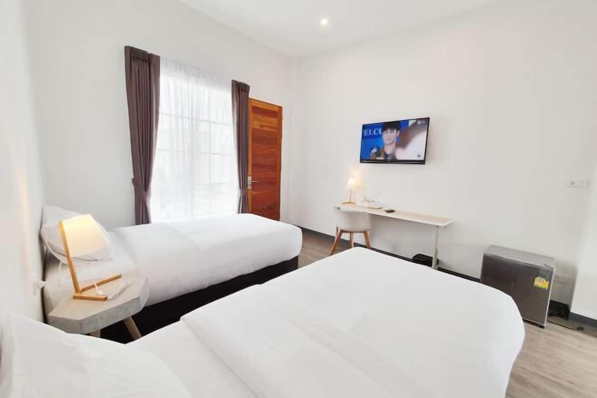 1 bedroom, blackout curtains, free WiFi, bed sheets