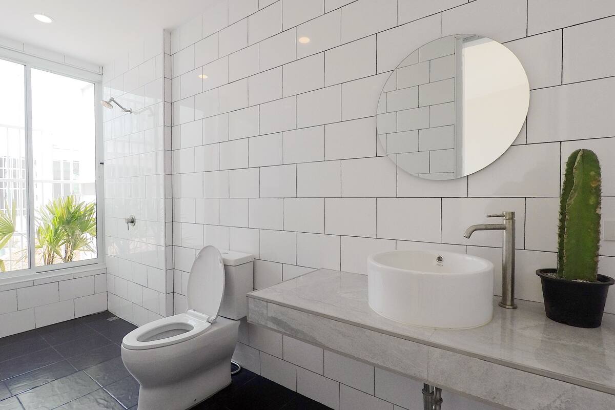 deluxe room, 1 king bed, garden view | bathroom | shower, rainfall showerhead, free toiletries, hair dryer