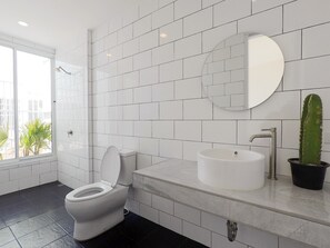 Deluxe-Zimmer, 1 King-Bett, Gartenblick | Badezimmer | Dusche, Regendusche, kostenlose Toilettenartikel, Haartrockner