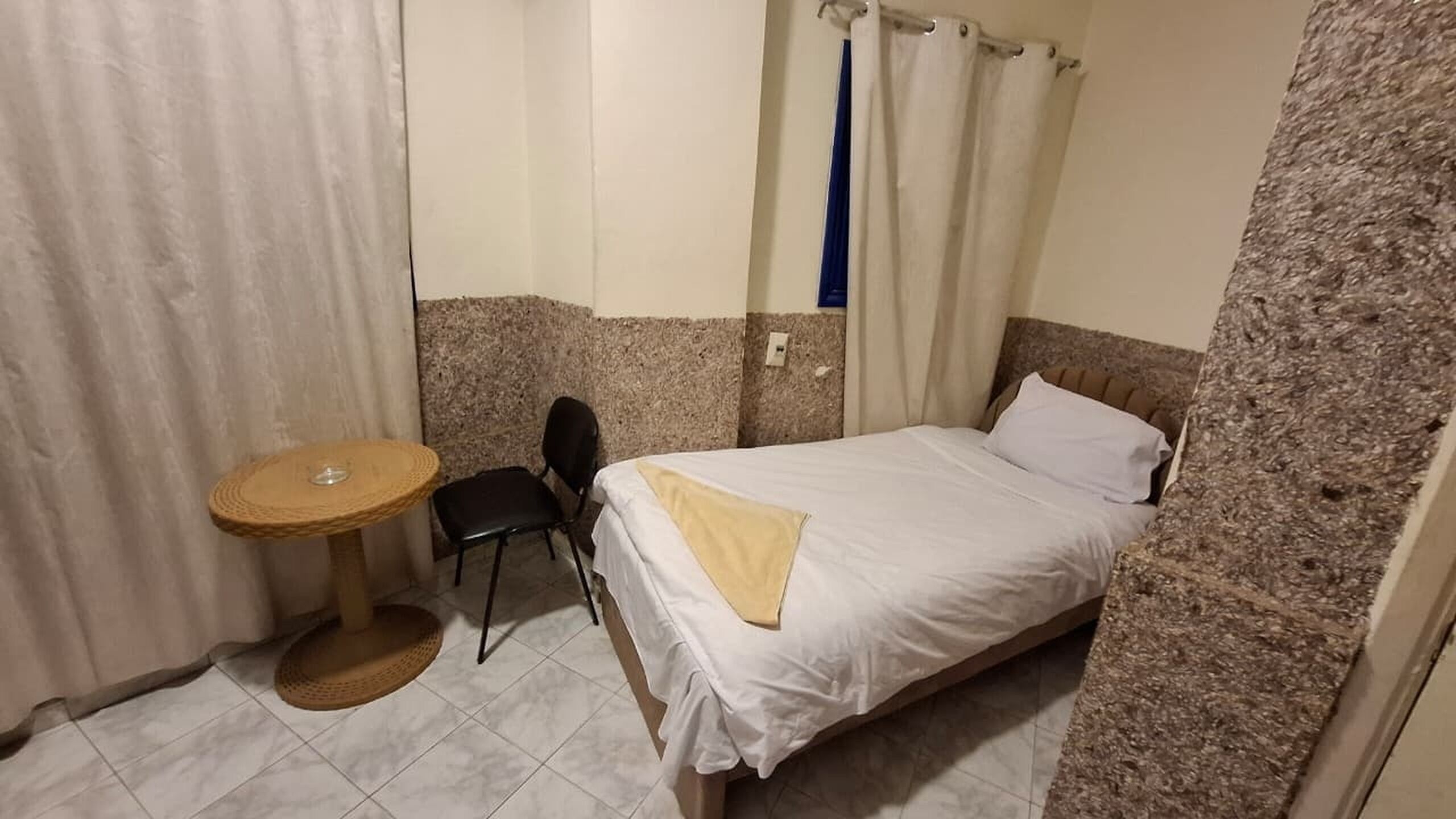 Single Room | Egyptian cotton sheets, premium bedding, blackout drapes, WiFi (free)