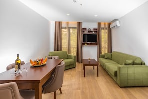 Flat-screen TV, toys, books - Plaza Lucice (Petrovac)