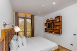 Hochwertige Bettwaren, Minibar, Zimmersafe, Schreibtisch