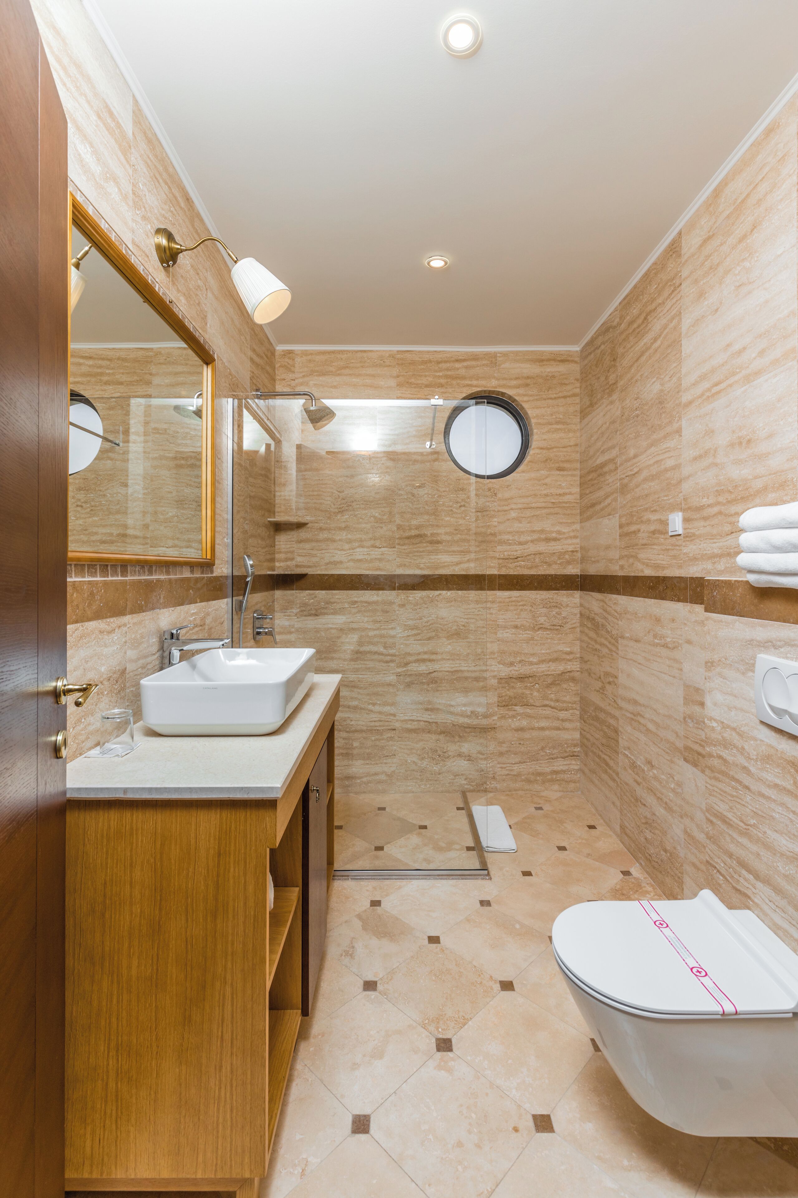 Apartamento clássico | Banheiro | Chuveiro, chuveiro com efeito de chuva, secador de cabelo, chinelos