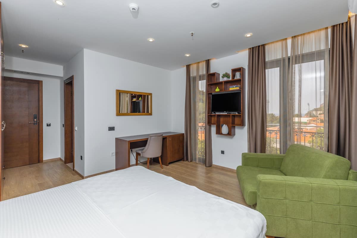 Premium bedding, minibar, in-room safe, desk