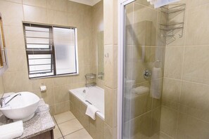Deluxe Chalet | Bathroom | Hair dryer, towels, soap, toilet paper - La Bri Self Catering (Clarens)