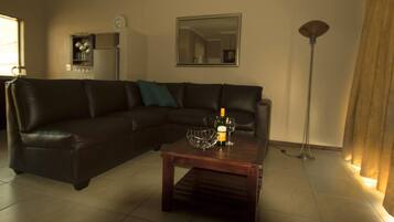 Chalet Standar | Ruang keluarga | TV layar datar dan perapian