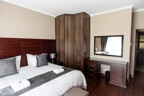 2 habitaciones, caja de seguridad en la habitación y escritorio