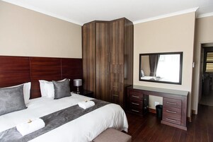 2 habitaciones, caja de seguridad en la habitación y escritorio 