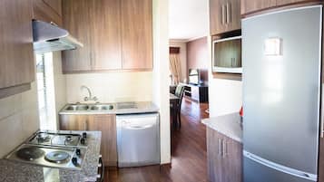 Deluxe Chalet | Private kitchen | Fridge, microwave, oven, stovetop