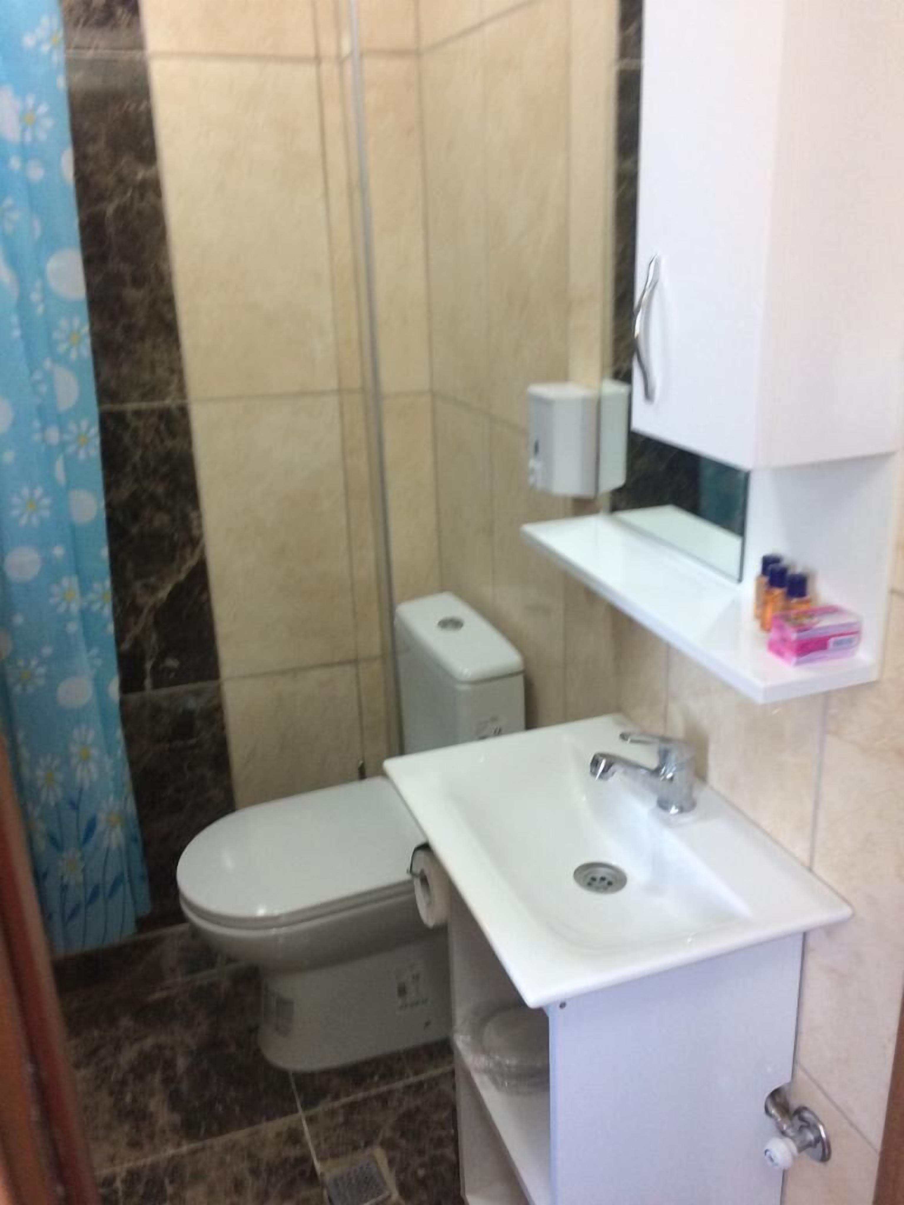 Dusj, regndusjhode, toalettartikler (inkludert) og hårføner