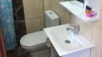 Dusj, regndusjhode, toalettartikler (inkludert) og hårføner