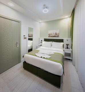 Minibar, caja de seguridad en la habitación y escritorio