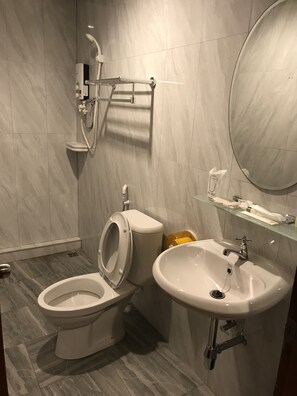 Douche, serviettes fournies, savon, shampoing