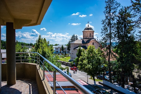 Apartment | Balcony. Thr center