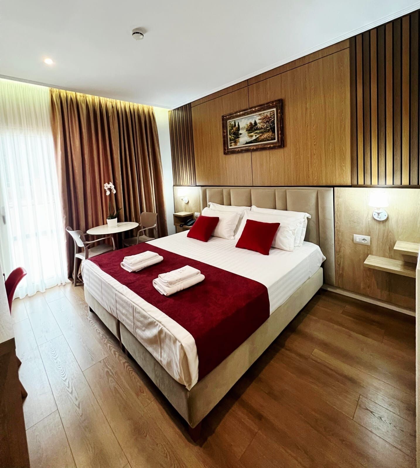 Muebles diferentes, escritorio y espacio para trabajar con laptop 