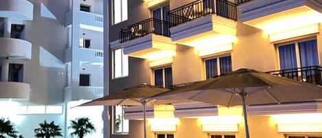 Una piscina al aire libre