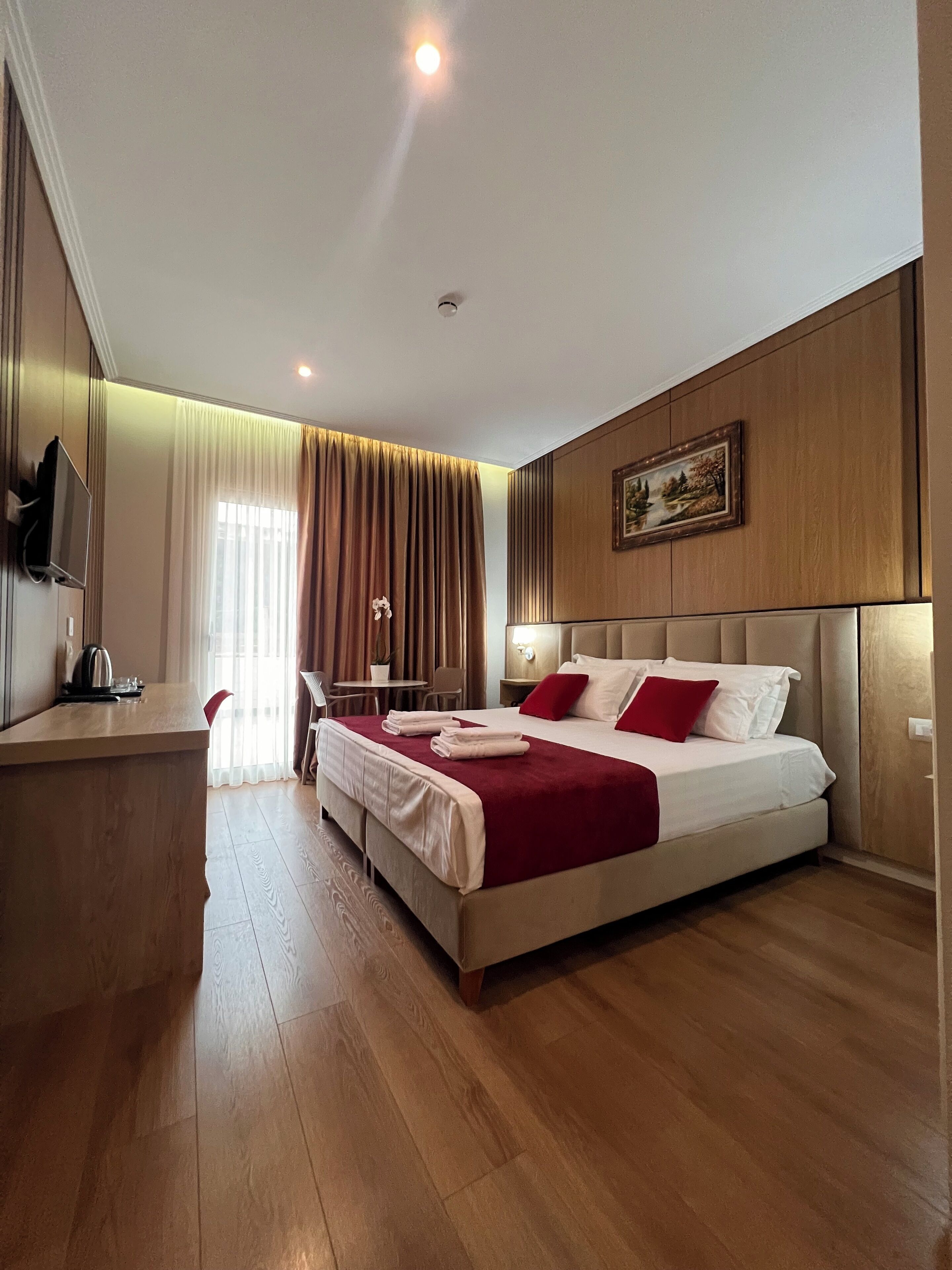 Muebles diferentes, escritorio y espacio para trabajar con laptop 