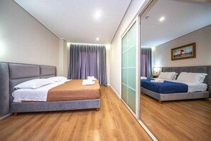 Familien-Suite, Balkon | Individuell eingerichtet, Schreibtisch, laptopgeeigneter Arbeitsplatz