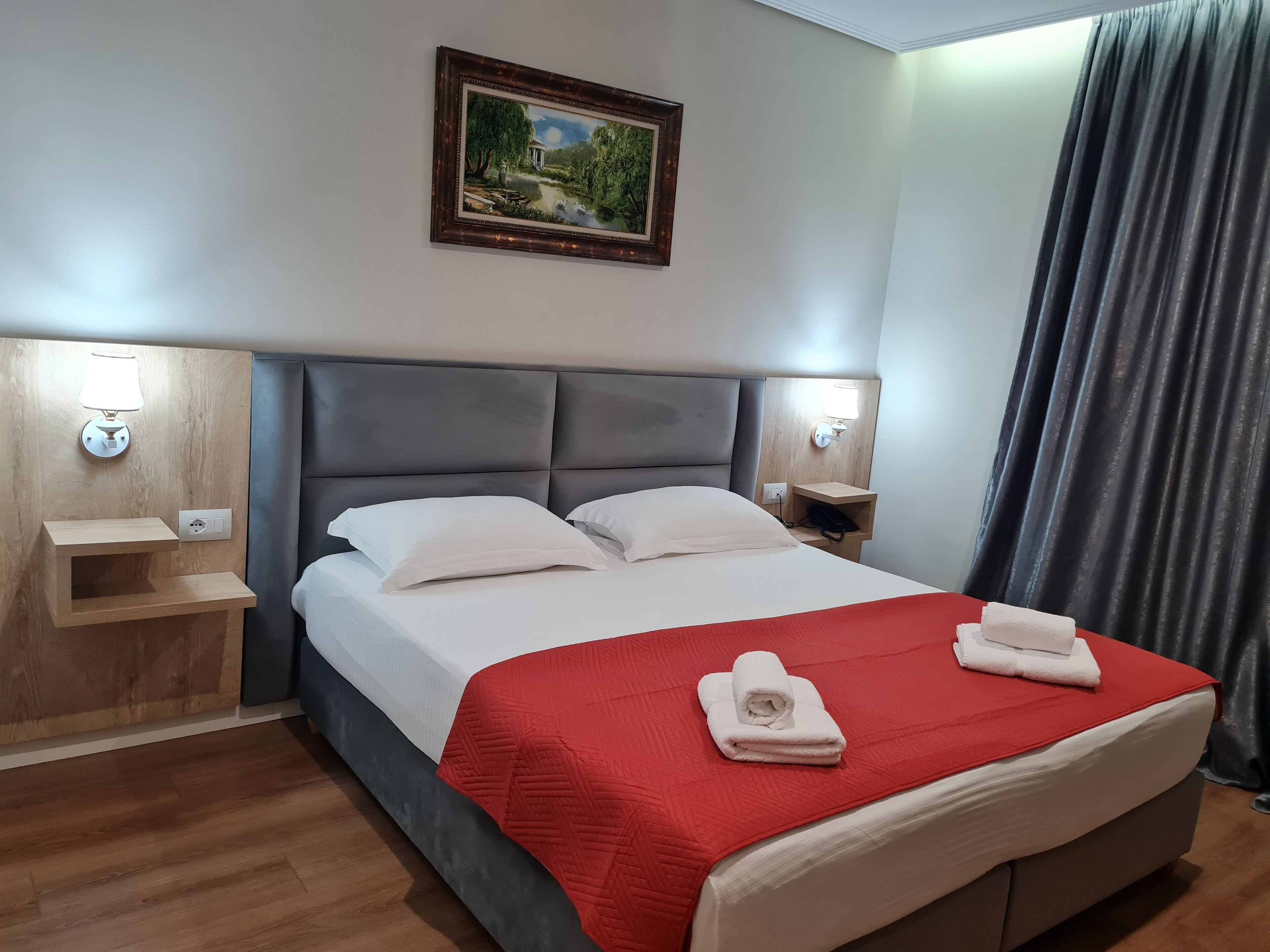 Dobbelt- eller tomannsrom – deluxe, balkong | Individuelt innredet, skrivebord og skrivebord for bærbar PC