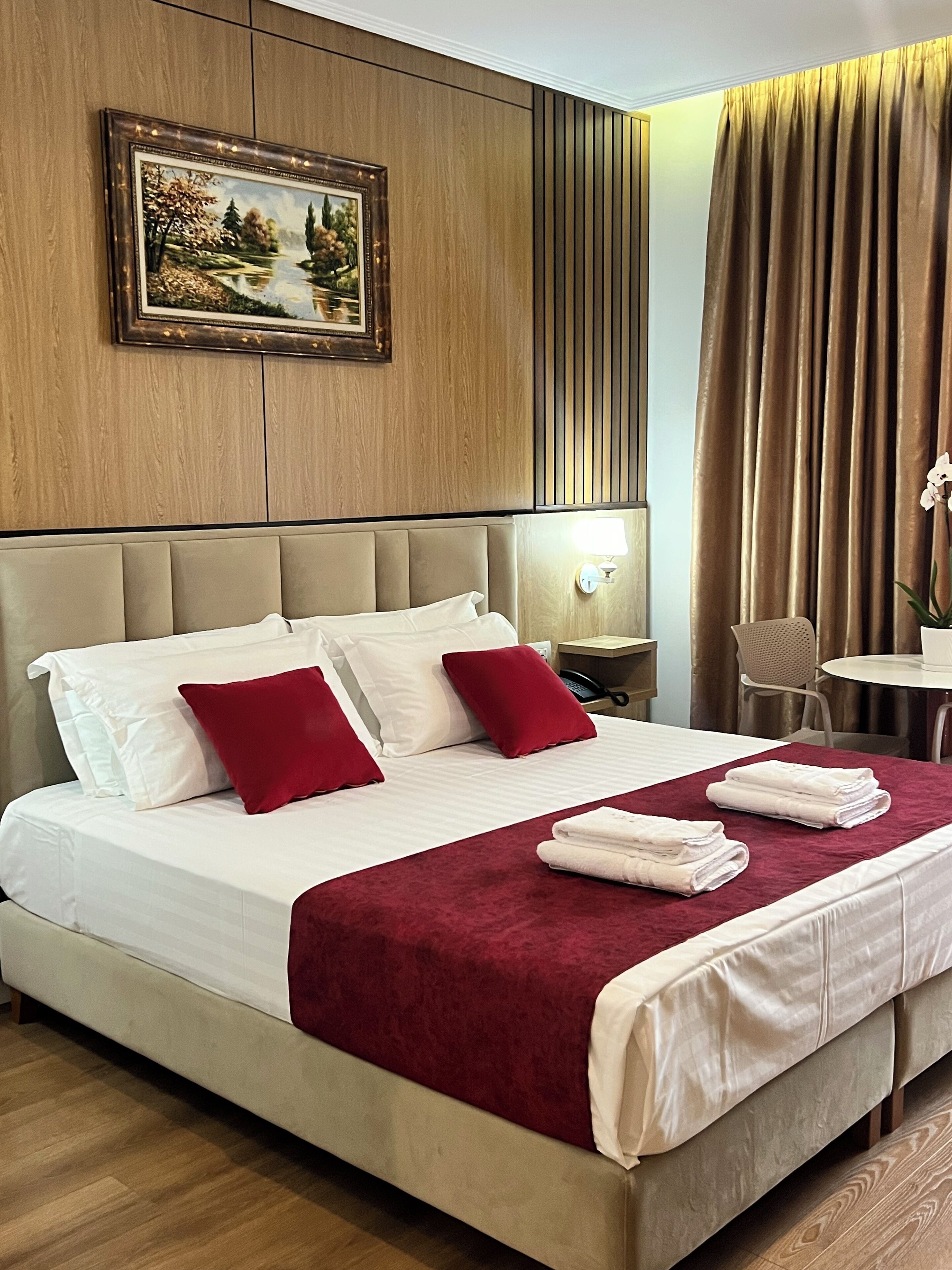 Deluxe-Doppelzimmer, Poolblick, Erdgeschoss | Individuell eingerichtet, Schreibtisch, laptopgeeigneter Arbeitsplatz