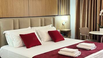 Deluxe-Doppelzimmer, Poolblick, Erdgeschoss | Individuell eingerichtet, Schreibtisch, laptopgeeigneter Arbeitsplatz