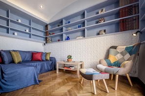 Appartement Luxe, 1 chambre | Salle de séjour | Télévision à écran plat de 32 pouces avec chaînes numériques, télévision