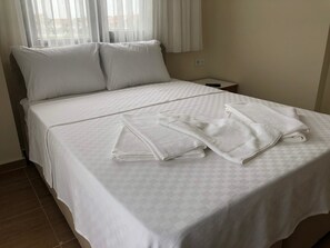 Habitación con 1 cama matrimonial o 2 individuales | Wifi gratis y ropa de cama