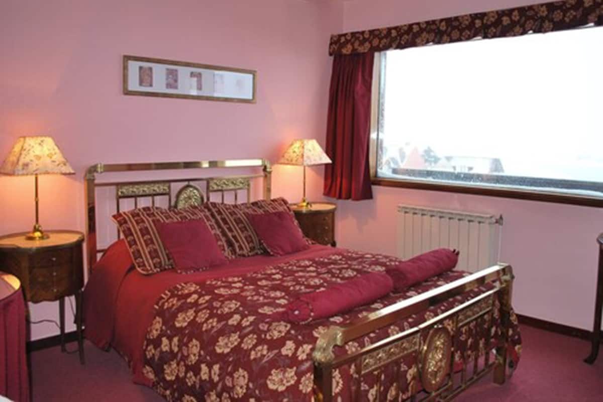Decoración personalizada, muebles diferentes y cortinas blackout