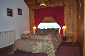 Decoración personalizada, muebles diferentes y cortinas blackout 