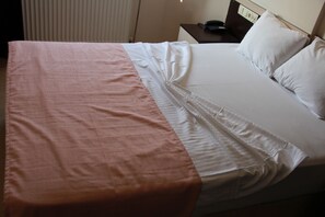 ダブルルーム (1 名様利用) | 客室ごとに異なるインテリア、遮光カーテン、防音設備、アイロン / アイロン台