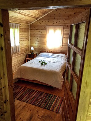 トラディショナル ダブルルーム クイーンベッド 1 台 バレービュー | 高級寝具、WiFi (無料)、ベッドシーツ