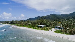 On the beach, white sand - Coast Cook Islands - 3-Bedroom Beachfront Pool Villa (Rarotonga)