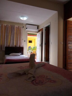 Bộ đồ giường cao cấp, minibar, két bảo mật tại phòng 