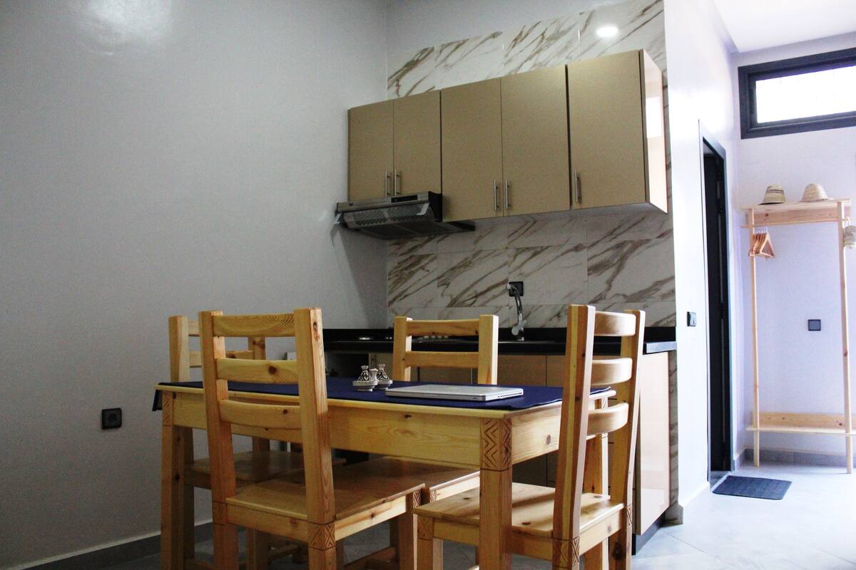 Individueel gedecoreerd, individueel gemeubileerd, een laptopwerkplek