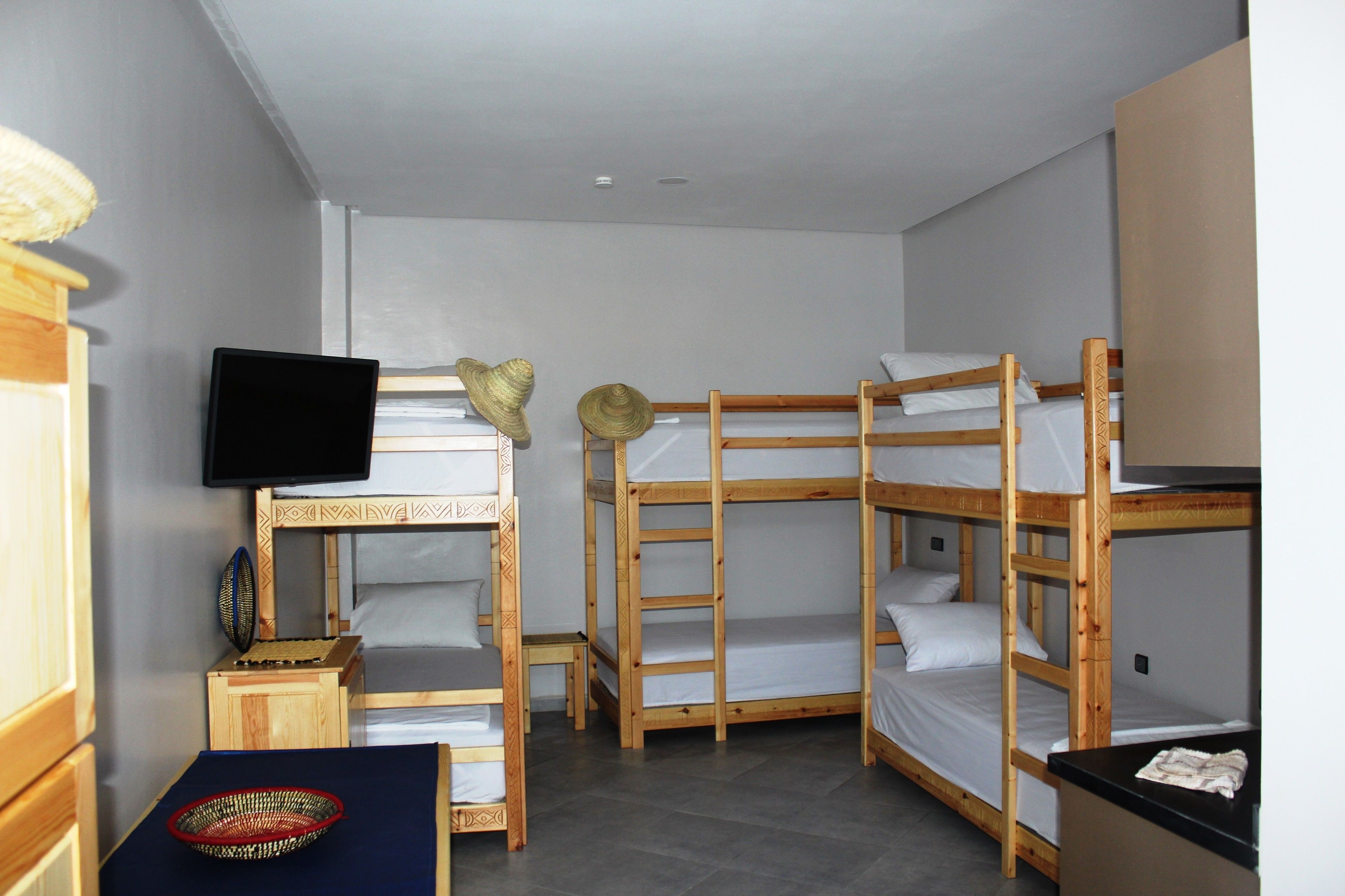 Gallery slaapzaal, meerdere bedden, uitzicht op zwembad | Individueel gedecoreerd, individueel gemeubileerd, een laptopwerkplek