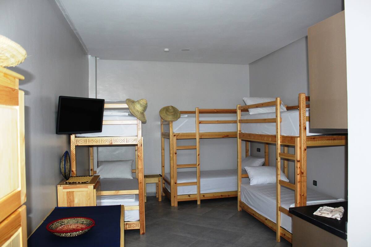 Gallery slaapzaal, meerdere bedden, uitzicht op zwembad | Individueel gedecoreerd, individueel gemeubileerd, een laptopwerkplek