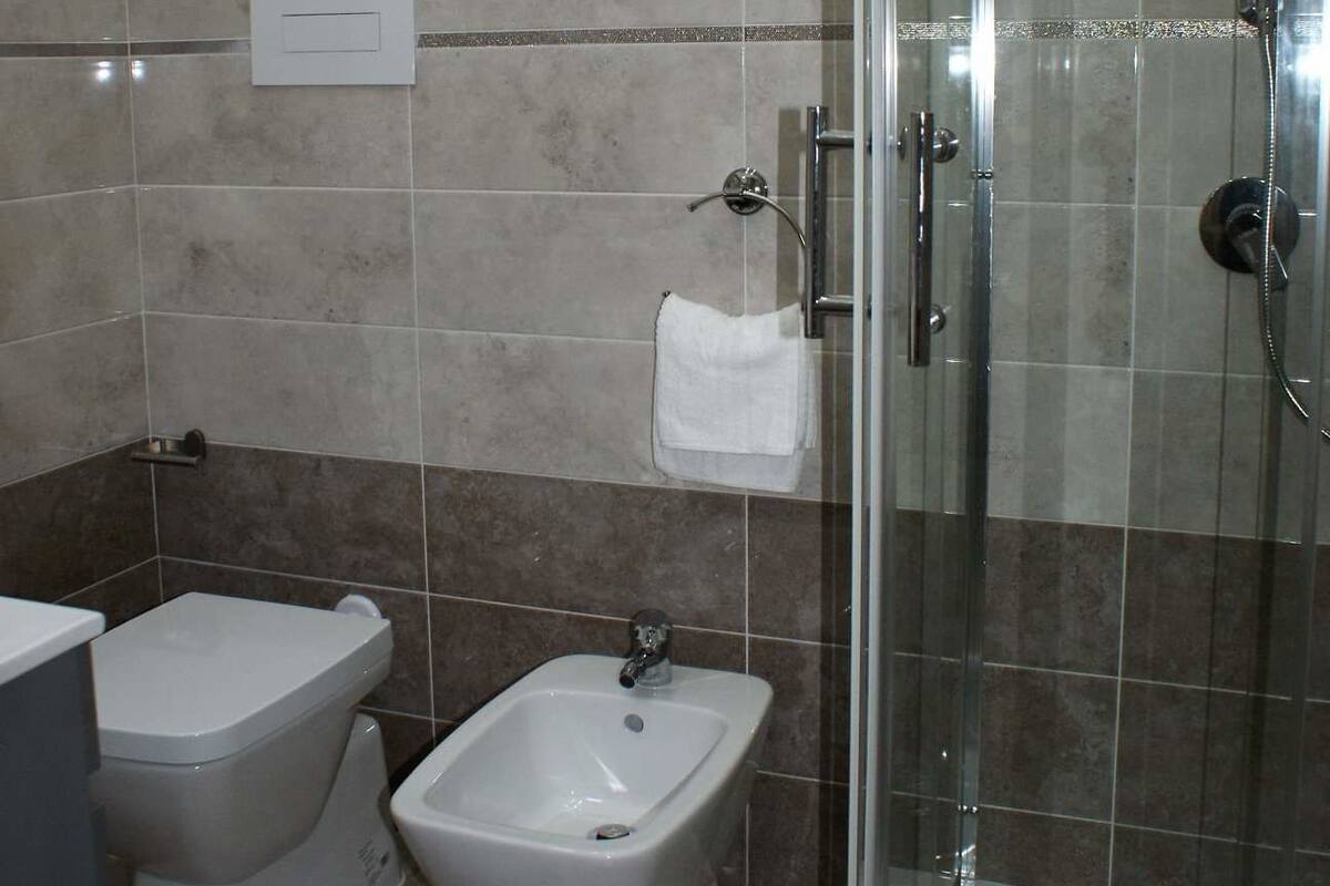 Habitación cuádruple | Baño | Ducha, artículos de higiene personal gratuitos y secador de pelo