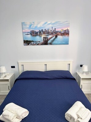 Family Room | Down comforters, minibar, individually furnished, desk - B&B Metropolitan RC (Reggio Calabria)